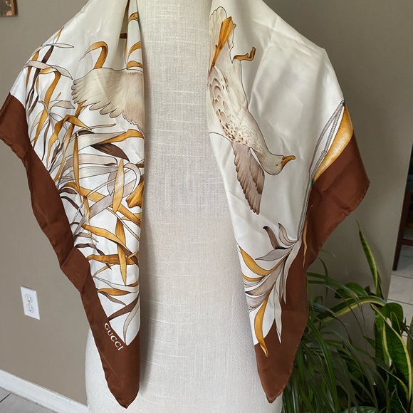 LKNW Gucci Vintage Silk Oversized Scarf 34x34 Duck Foulard AUTHENTIC No Tag - Picture 6 of 11